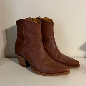 Tecovas Daisy booties